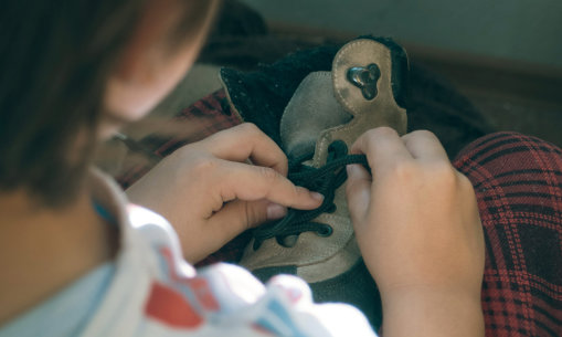 Kako naučiti dijete vezati cipele