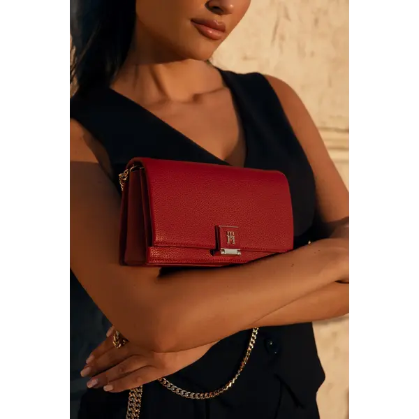 AW0AW17403-XJS TOMMY HILFIGER TH HER FLAP W CHAIN ZENSKA TORBICA CRVENA S PREKLOPOM I ZLATNIM LANCEM
