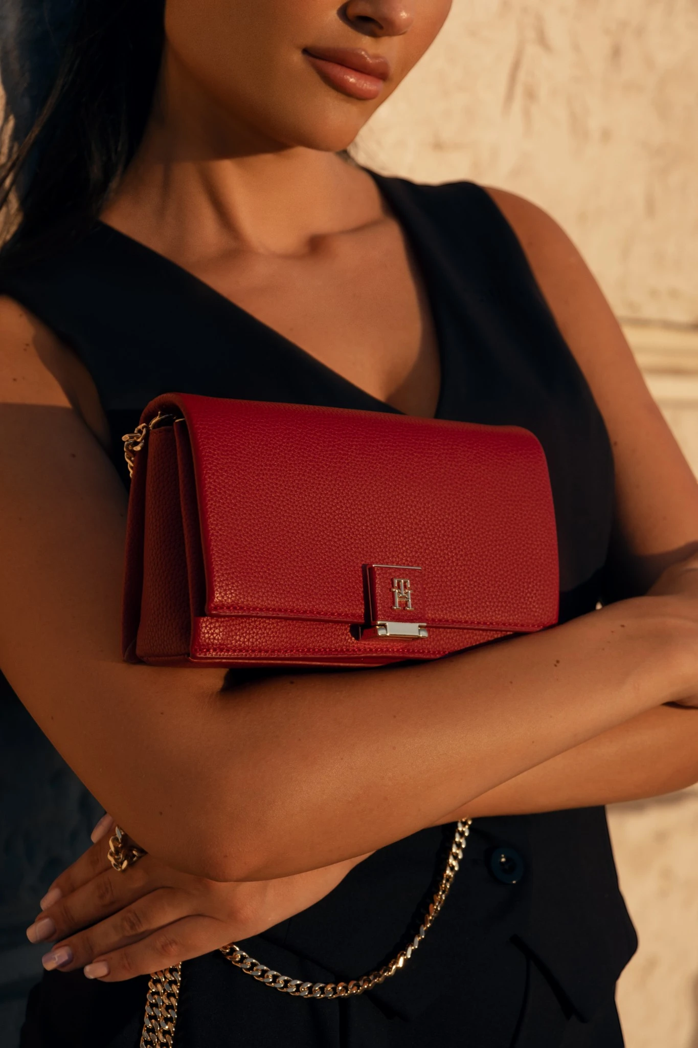 AW0AW17403-XJS TOMMY HILFIGER TH HER FLAP W CHAIN ZENSKA TORBICA CRVENA S PREKLOPOM I ZLATNIM LANCEM