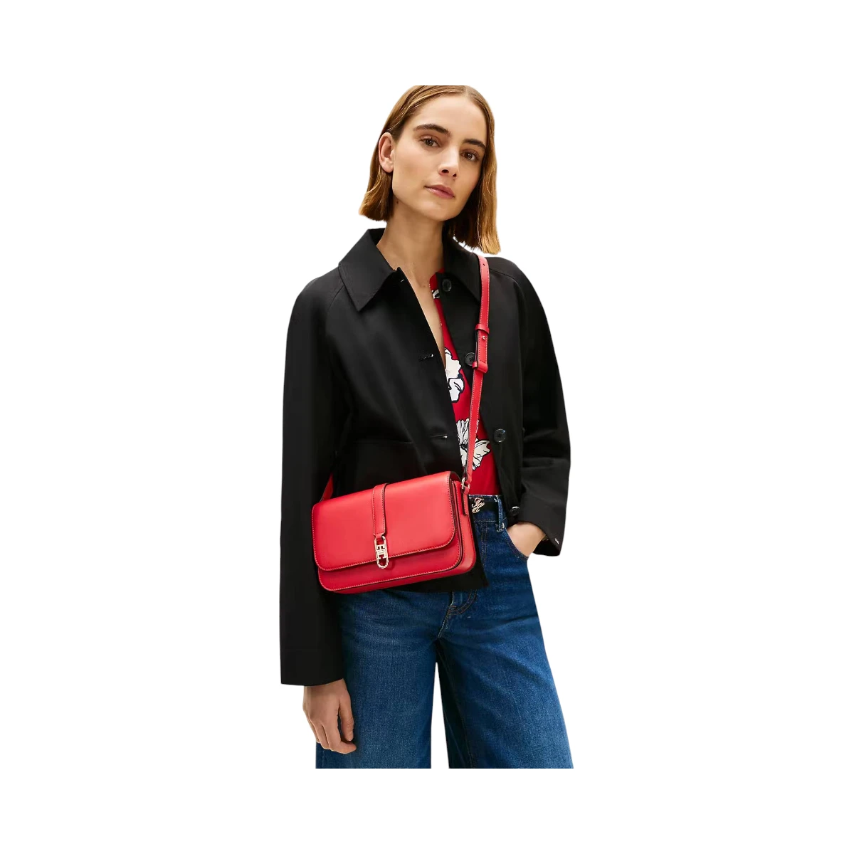 AW0AW17723-XLG-001 TOMMY HILFIGER TH LIBRE FLAP CROSSOVER ZENSKA TORBICA CRVENA PRIMARY RED S PREKLOPOM PREKO RAMENA GOLD LOGO