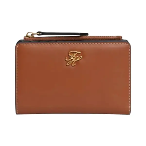 AW0AW18490-GB8 TOMMY HILFIGER SCRIPT LEATHER BIFOLD ZENSKI KOZNI NOVCANIK KONJAK COGNAC NA PREKLOP PRAVA KOZA GOLD SCRIPT LOGO