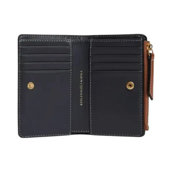 AW0AW18490-GB8 TOMMY HILFIGER SCRIPT LEATHER BIFOLD ZENSKI KOZNI NOVCANIK KONJAK COGNAC NA PREKLOP PRAVA KOZA GOLD SCRIPT LOGO