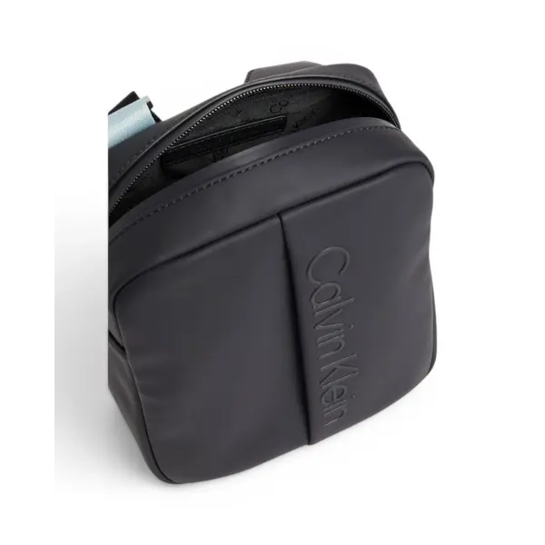 K50K510225-BAX-OS Crna muška torba preko ramena Rubberized – Calvin Klein