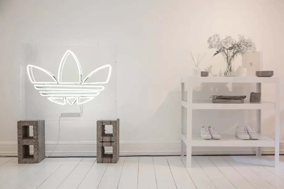 logo svjetleći na zidu adidas